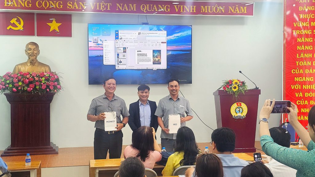 Trao quà học viên xuất sắc chương trình tập huấn AI tạo sinh Phường Bến Thành