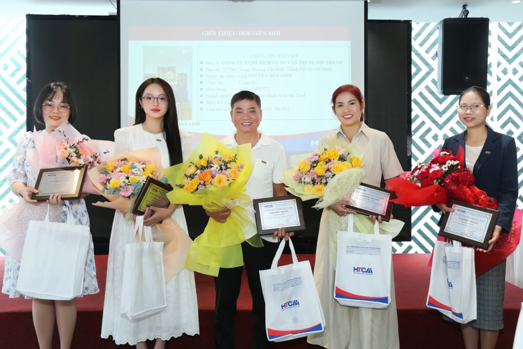 Đại diện KNAGROUP nhận giấy chứng nhận khi gia nhập HTCAA