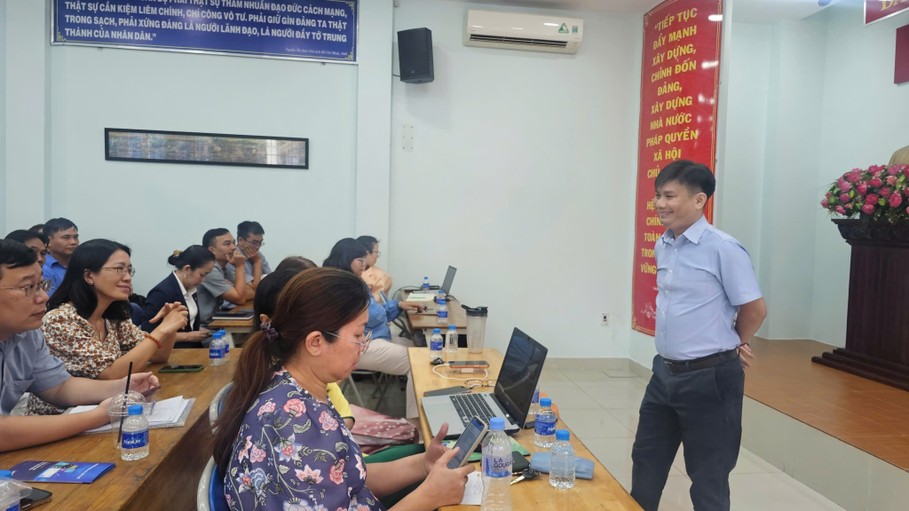Học viên thực hành ứng dụng AI trong hành chính công trên laptop