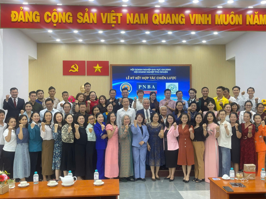 Đại biểu chụp ảnh lưu niệm tại hội thảo Nghị quyết 68-NQ/TW
