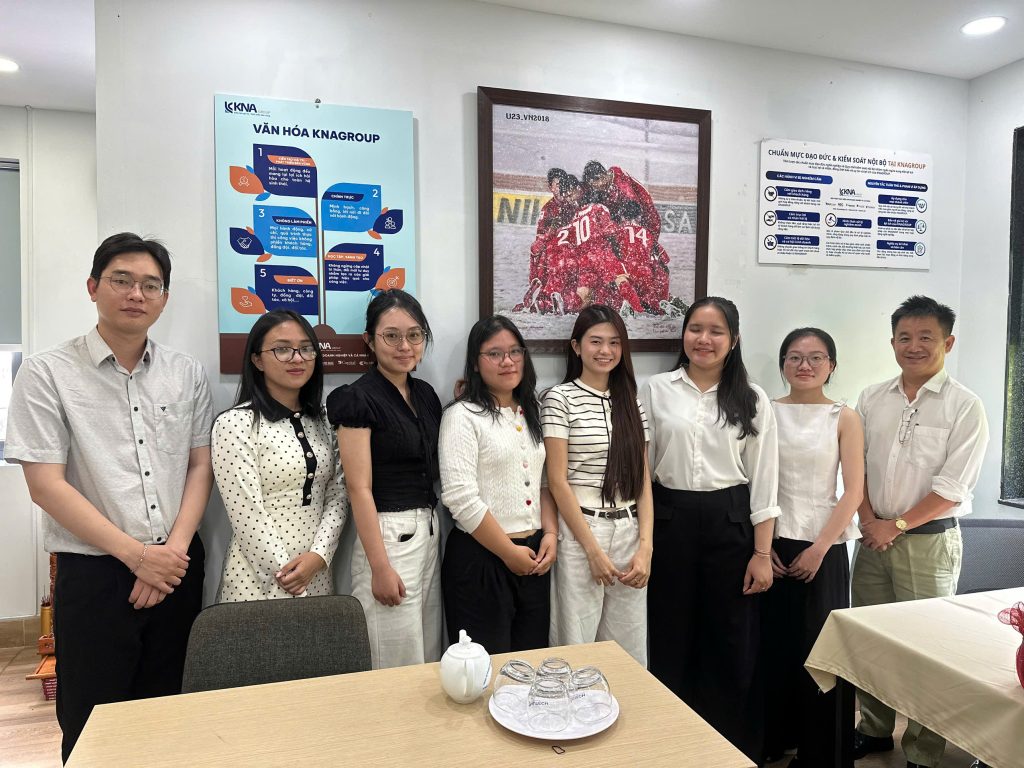 Sinh viên UEH tham quan doanh nghiệp và giao lưu cùng KNAGROUP