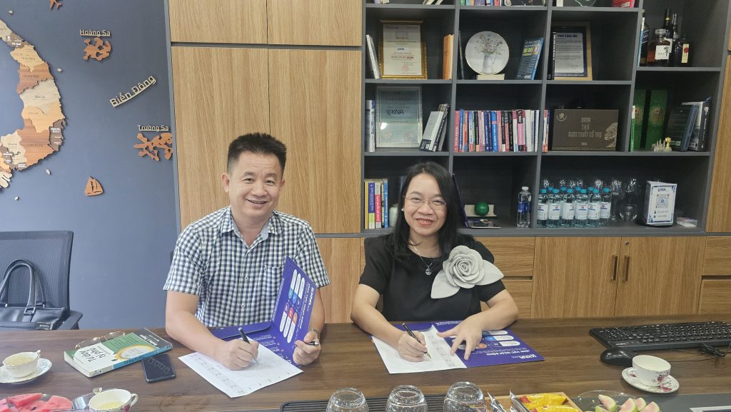 Ký kết hợp tác chiến lược giữa anh Nguyễn Việt Khoa (KNAGROUP) và chị Mã Thanh Loan (HOCA)