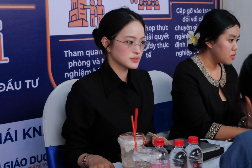 Chuyên gia KNAGROUP tư vấn sinh viên Luật tại gian hàng ULAW Career Day 2026