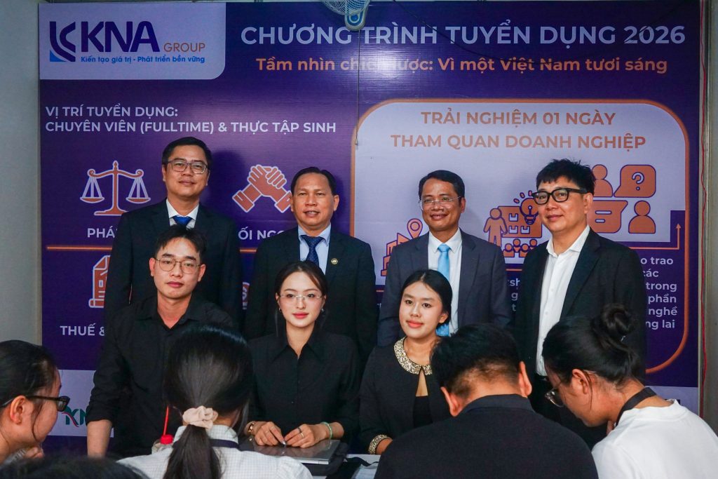 Đại diện KNAGROUP cùng Ban Giám hiệu tại lễ khai mạc ULAW Career Day 2026