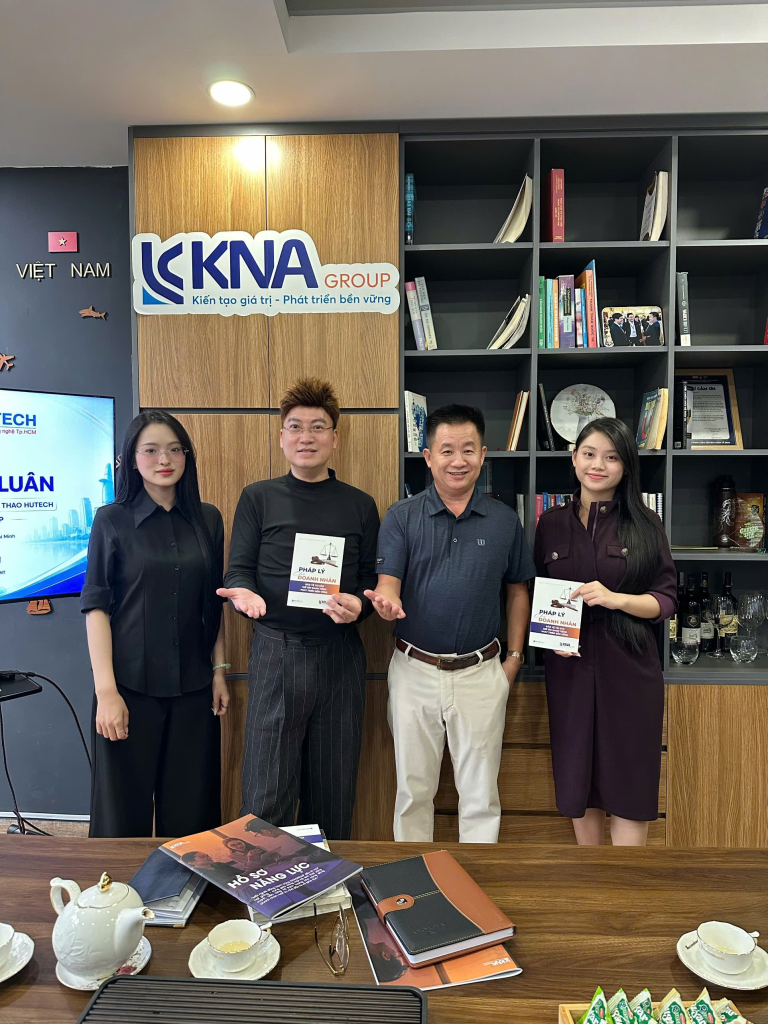 Đại diện KNAGROUP tiếp đón Phó Viện trưởng Viện Văn hóa – Nghệ thuật – Thể thao HUTECH