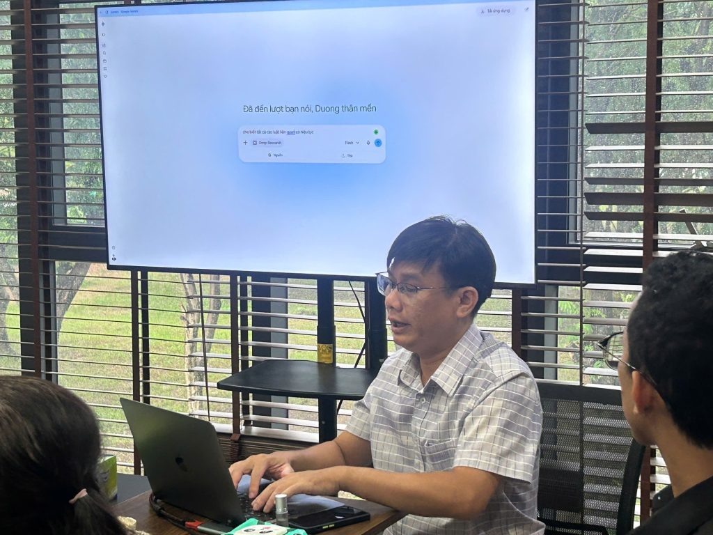 ThS. Võ Trùng Dương giảng bài trong chương trình tập huấn ứng dụng AI văn phòng